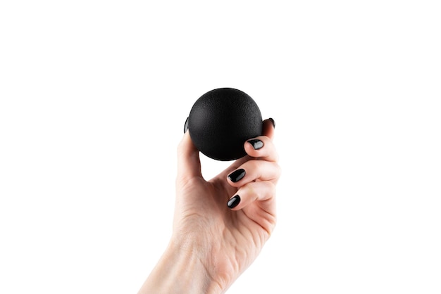 Masser la boule noire dans la main féminine pour les points de déclenchement isolés sur fond blanc Concept de libération myofasciale