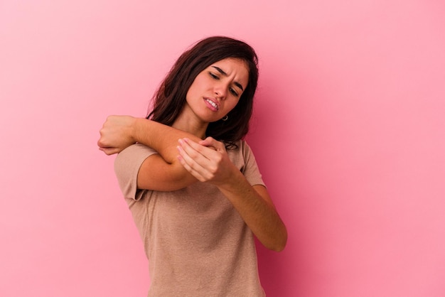 Masser le coude souffrant après un mauvais mouvement