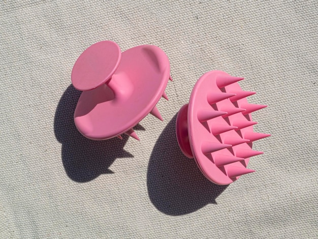 Masseur de cuir chevelu en silicone rose brosse à cheveux à longue ombre Flatlay d'été