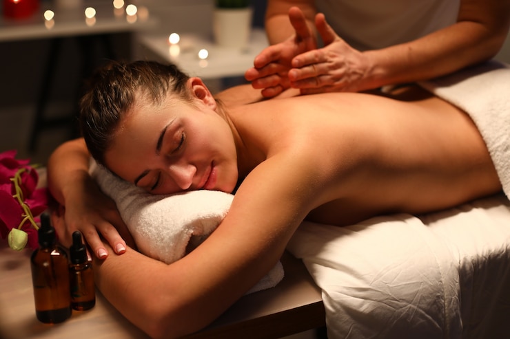Photo masseur donne un massage du dos bien-être au client dans le centre de spa.