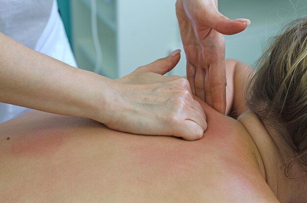 Le masseur professionnel de femme montre des techniques de massage