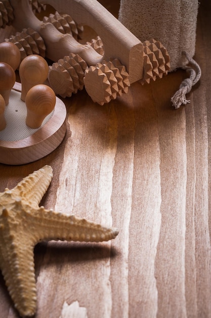 Masseurs étoiles de mer et luffa à récurer sur le pin fond bois vintage concept sauna