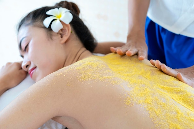 Masseuse pendant le gommage corporel Salt Scrub Beauty Treatment in the Health Spa