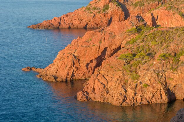 Photo massif de l'estérel le long de la côte méditerranéenne de la côte d'azur