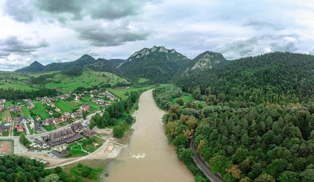 Le Massif des Trois Couronnes sur la région montagneuse de la rivière Dunajec au nord de la Slovaquie