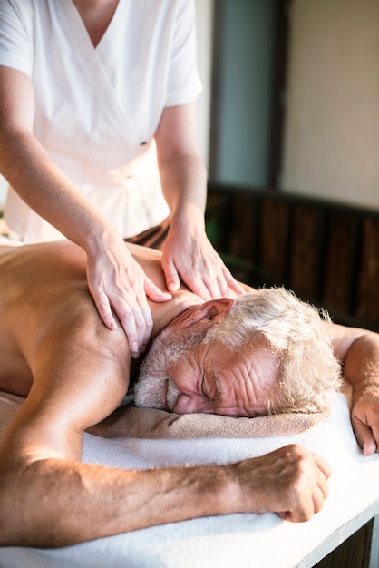 Massothérapeute dans un spa