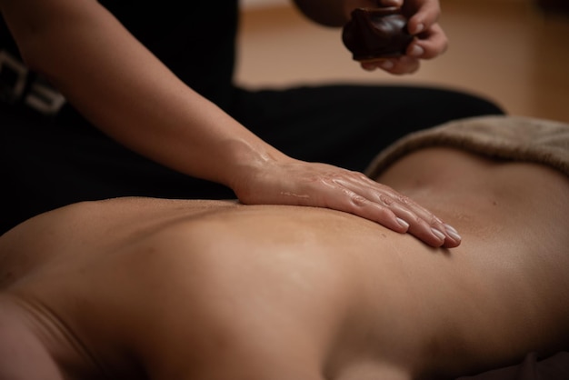 Un massothérapeute donnant un massage à un client