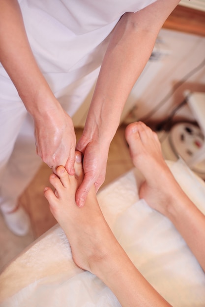 Massothérapeute faisant un massage des pieds