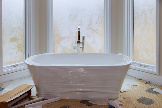 Master bain dans la maison de nouvelle construction avec baignoire blanche