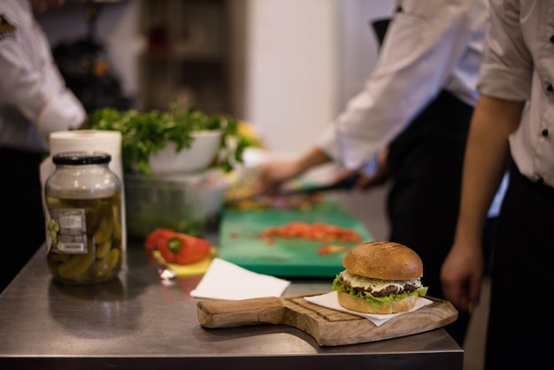 master chef mettant un cure-dent sur un hamburger dans la cuisine