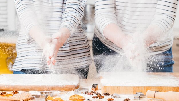 Master class culinaire. des femmes se frappant les mains, secouant la farine.