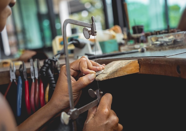 Master class dans un grand atelier de fabrication de bijoux artisanaux