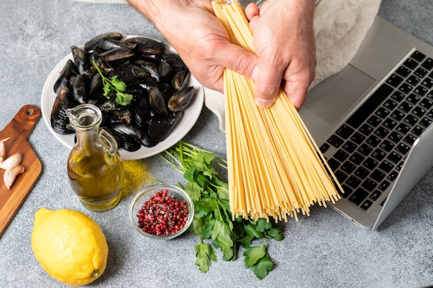 Photo master class en ligne comment faire cuire des spaghettis avec des moules aux fruits de mer persil