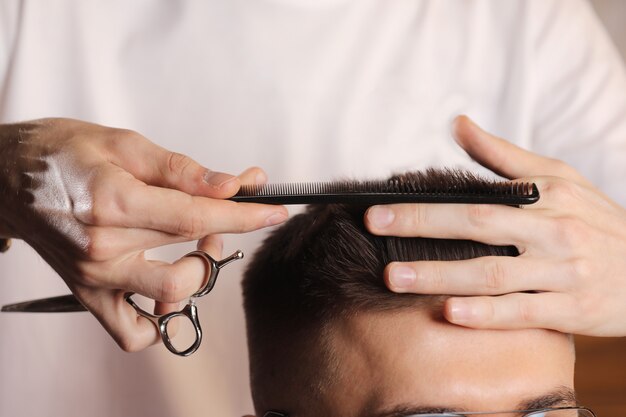 Master coupe de cheveux d'un homme dans un salon de coiffure