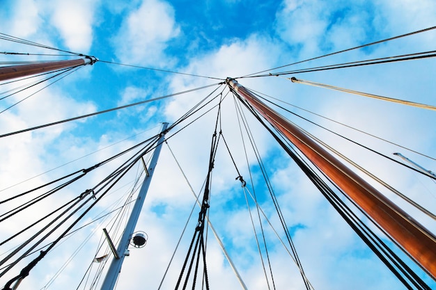 Masts de yachts à voile sans voiles avec cordes d'ancrage Vue de dessous