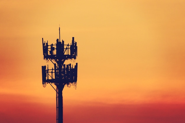 Mât Sunset et Tall avec antenne cellulaire