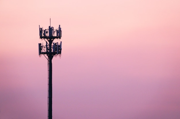 Mât Sunset et Tall avec antenne cellulaire