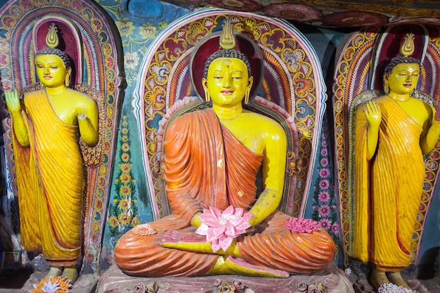 MATALE, SRI LANKA - 18 FÉVRIER 2017 : Le temple du rocher d'Aluvihara ou Matale Alu Viharaya est un temple bouddhiste sacré situé à Aluvihare, district de Matale au Sri Lanka