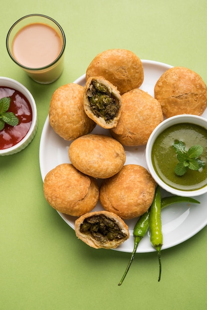 Matar traditionnel indien spécial ou pois verts Kachori servi avec sauce tomate et thé chaud