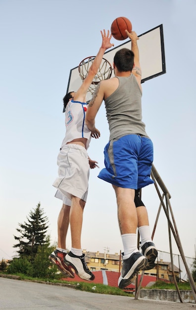 match de basket de streetball avec deux jeunes joueurs tôt le matin sur le court de la ville