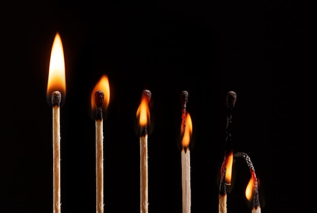 Match avec la flamme isolée