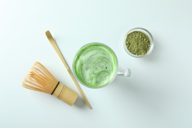 Matcha latte et accessoires pour faire sur fond blanc