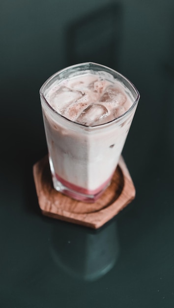 matcha latte aux fraises avec de la glace dans le verre