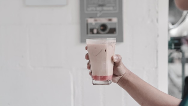 matcha latte aux fraises avec de la glace dans le verre