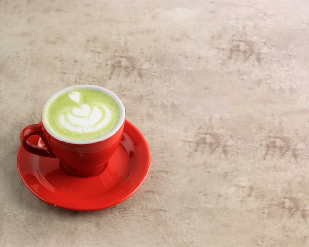 Matcha latte sur un fond en bois