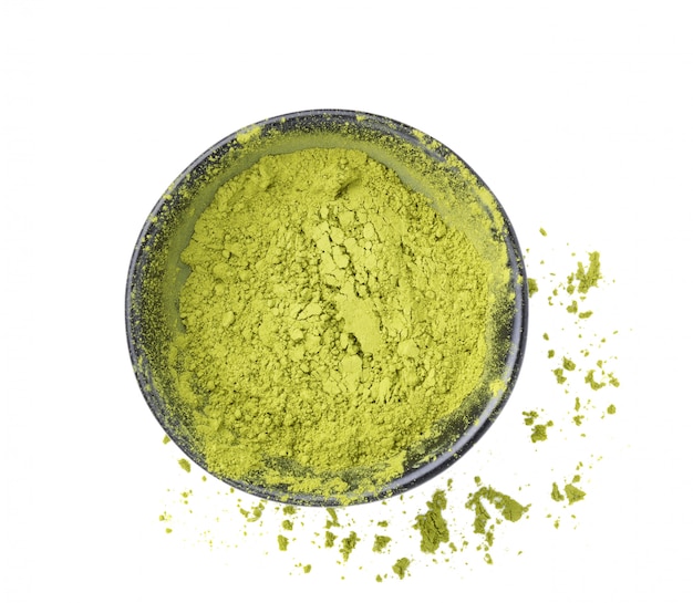 Matcha, poudre de thé vert dans un bol noir sur blanc