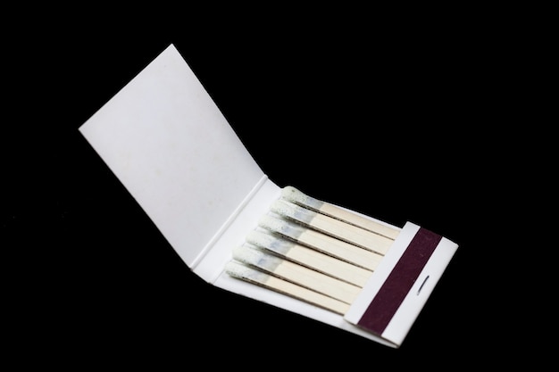 Matchbook sur fond noir