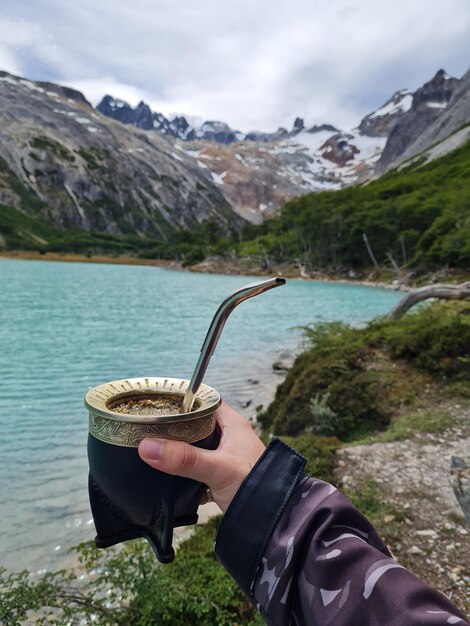 Photo mate argentino à orillas de laguna esmeralda