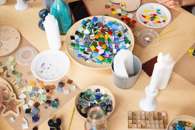Matériaux et outils pour la fabrication de mosaïques de verre colorées. Master class sur la fabrication de panneaux de mosaïque