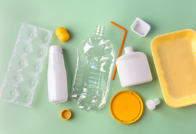 Photo matériaux recyclés à partir de différents plastiques sur fond vert