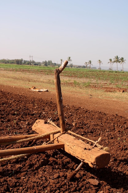 Matériel agricole dans les terres agricoles