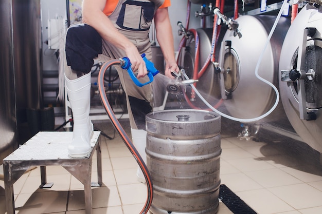 Matériel de brassage de bière artisanale dans une brasserie Réservoirs métalliques, production de boissons alcoolisées.