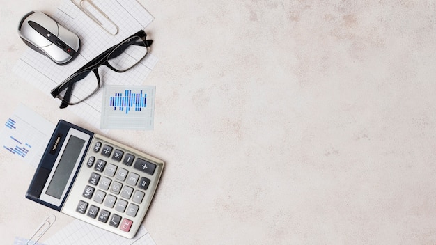 Photo matériel de bureau sur une table avec un espace