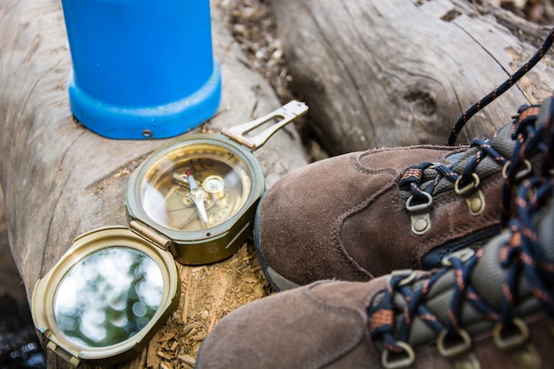 matériel de camping et de randonnée avec chaussures et boussole en plein air