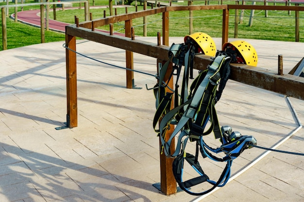 Matériel d'escalade avec mousquetons à corde et casque