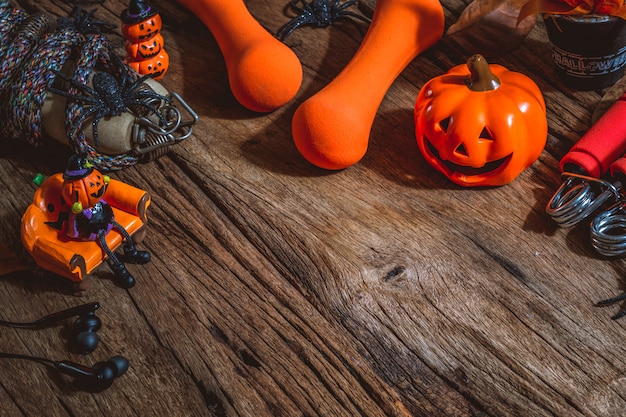 matériel d'exercice avec décoration d'halloween sur une table en bois