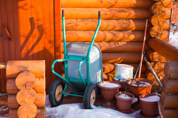 Matériel de jardin à côté d'une maison en bois, Sibérie