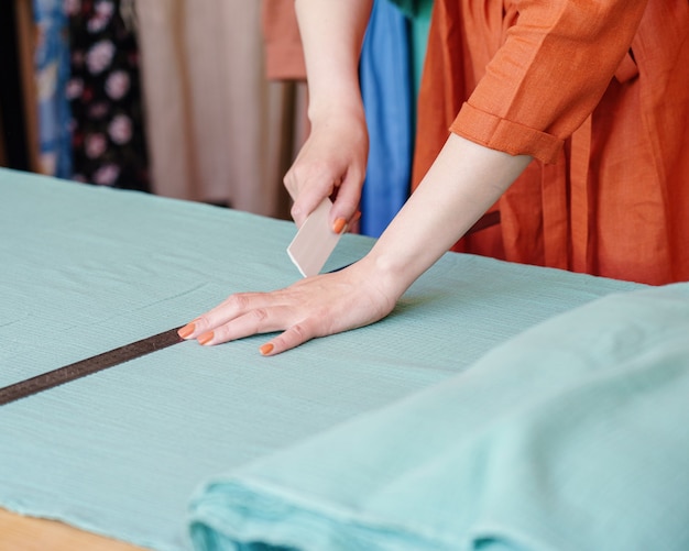 Matériel de marquage de créateur de mode féminin avec un morceau de savon avant de coudre des vêtements