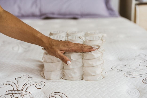 Matériel de matelas entre les mains d'une femme