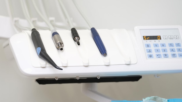 Matériel médical et instruments dentaires de gros plan de dentisterie pour les soins dentaires