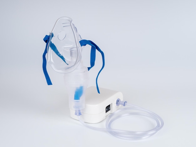 Matériel médical pour inhalation avec nébuliseur de masque respiratoire sur fond blanc