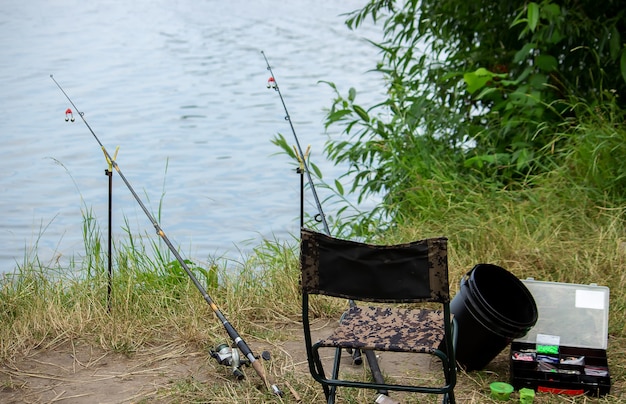 Matériel de pêche au bord de la rivière, canne à appât, canne à lancer, poisson. Mise au point sélective