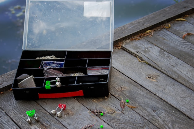 Photo matériel de pêche au bord de la rivière, canne à appât, canne à lancer, poisson. la nature. mise au point sélective