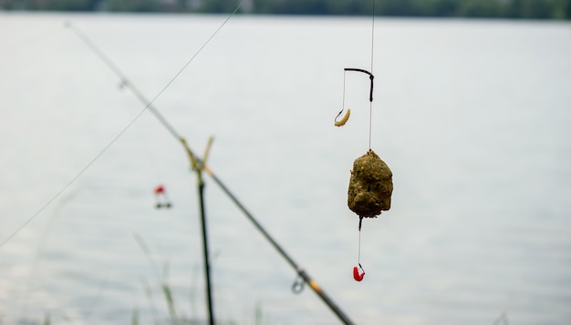 Matériel de pêche sur un flotteur en bois avec fond de montagne et mise au point sélective, nature