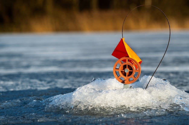 Matériel de pêche d'hiver, Pêche en hiver dans le trou sur appât vivant.