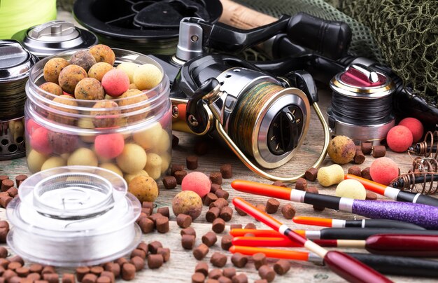 Photo matériel de pêche sur une table en bois